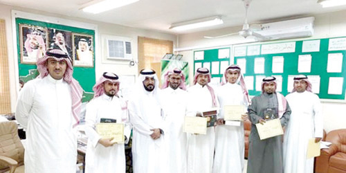  صورة جماعية للمعلمين المكرَّمين مع قائد المدرسة