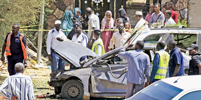  آثار التفجير الذي استهدف رئيس الحكومة السودانية عبدالله حمدوك وسط الخرطوم