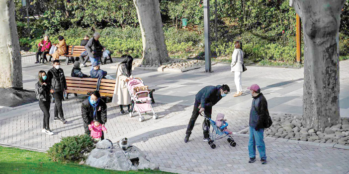  صينيون يرتادون الحدائق في شنغهاي