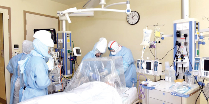  الممارسون الصحيون أثناء تقديم الخدمات الطبية لمصابي فيروس كورونا