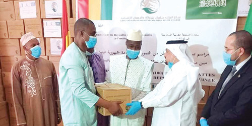  تسليم 100 طن من التمور هدية المملكة لجمهورية غينيا