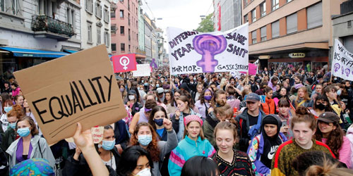 سويسرا.. آلاف النساء تصرخ ضد «العنف والإجحاف» 