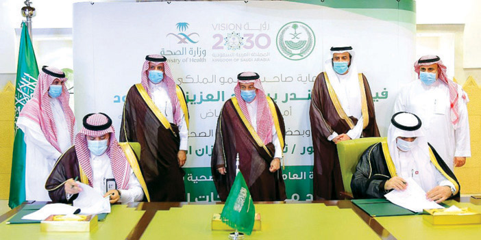  أمير منطقة الرياض يشهد توقيع العقود