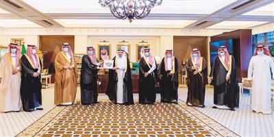الأمير فيصل بن مشعل يلتقي رئيس وأعضاء غرفة القصيم ويتسلم التقرير السنوي لها 