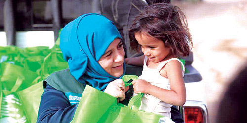 المملكة توزع 5.250 قطعة من كسوة العيد للأطفال بمديريتَي البريقة والممدارة في عدن 