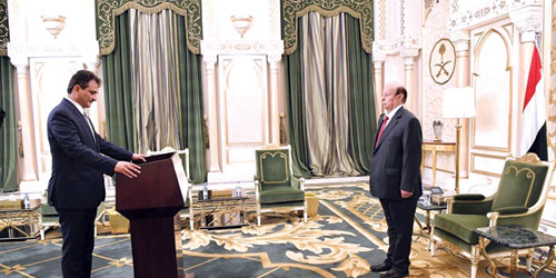  محافظ عدن يؤدي اليمين الدستورية أمام الرئيس هادي