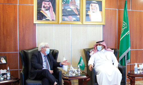 السفير آل جابر ناقش مع جريفيث سرعة معاينة الخبراء لناقلة النفط «صافر» 
