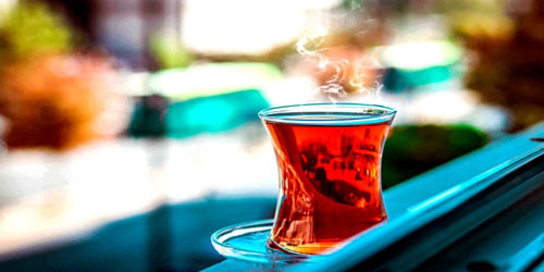 شرب الشاي الساخن في الصيف يبرِّدك حقًّا 