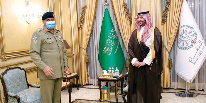  الأمير خالد بن سلمان خلال استقباله قائد الجيش الباكستاني