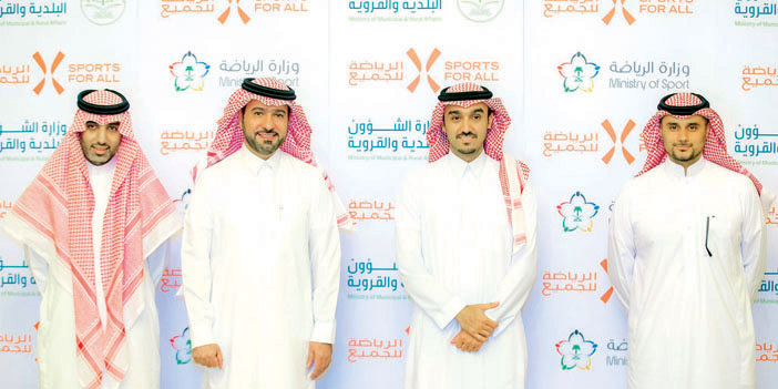  الأمير عبدالعزيز الفيصل وماجد الحقيل بعد توقيع الاتفاقية