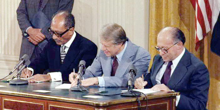  اتفاقية كامب ديفيد عام 1978 بين السادات وبيجين برعاية الرئيس الأمريكي كارتر