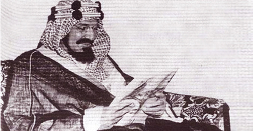 الملك عبدالعزيز يستعرض مضامين إحدى الجرائد