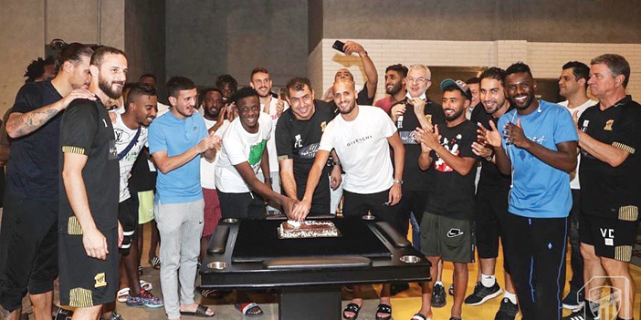 احتفال لاعبي الاتحاد بالمدرب كاريلي بمناسبة ذكرى ميلاده