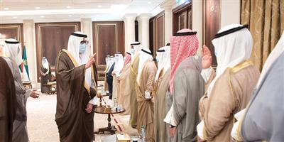 أمير الكويت يستقبل عددًا من الأمراء المعزين في وفاة الشيخ صباح 