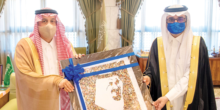 الأمير فيصل بن بندر يتسلم هدية تذكارية من الرئيس التنفيذي لمدينة سلطان بن عبدالعزيز