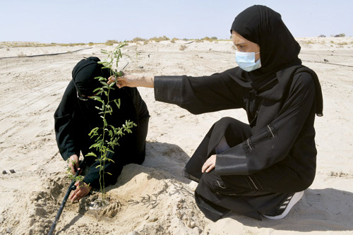 سعوديتان تزرعان الأشجار مواكبة لحملة (لنجعلها خضراء) 
