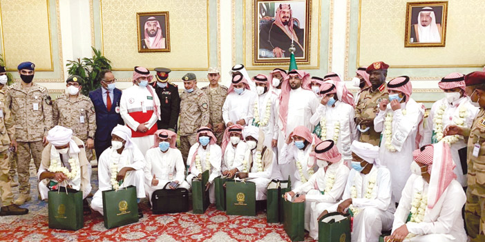  الأسرى السعوديون والسودانيون لدى وصولهم إلى الرياض