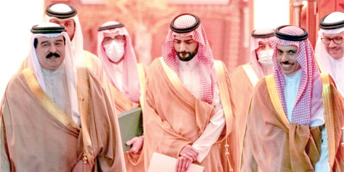 ملك مملكة البحرين خلال استقباله الأمير فيصل بن فرحان في قصر الصافرية أمس