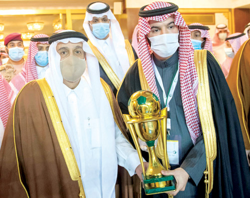  أمير منطقة الرياض يسلم كأس الملك لرئيس الهلال