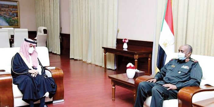  رئيس مجلس السيادة الانتقالي السوداني خلال استقباله سمو وزير الخارجية