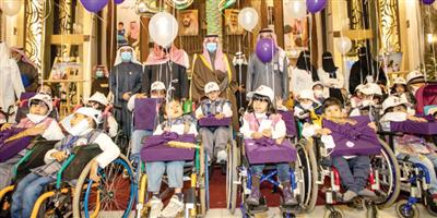 نائب أمير منطقة حائل ينثر الهدايا للأطفال ذوي الإعاقة 