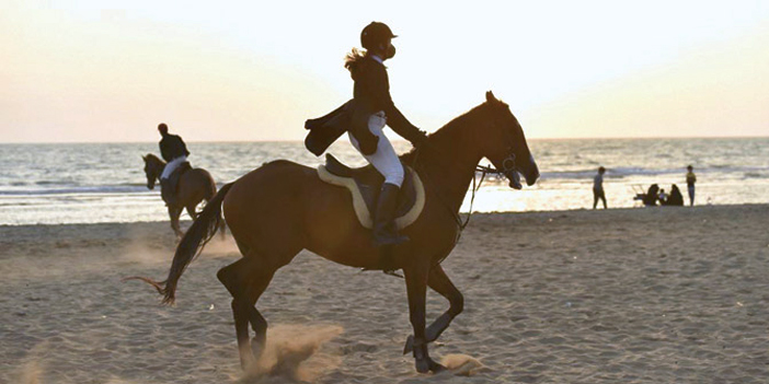 فارسة سعودية تؤدي تدريباتها في شاطئ الشقيق بمنطقة جازان 