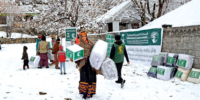 مركز الملك سلمان للإغاثة توزع  1.819 حقيبة شتوية في باكستان 