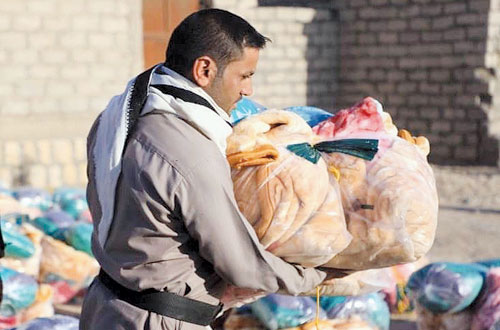 مركز الملك سلمان للإغاثة يوزع حقائب شتوية بمحافظة البيضاء 