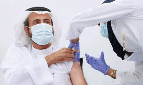  وزير الصحة خلال التطعيم