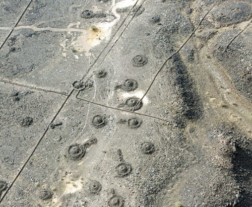  صورة جوية تظهر الأشكال الهندسية للمنشآت الحجرية بالمنطقة