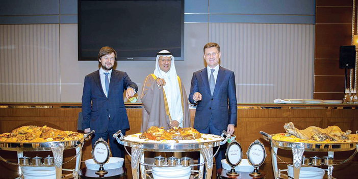 الأمير عبد العزيز بن سلمان ونوفاك يشيران إلى وليمة العشاء بعد اجتماعهما في الرياض