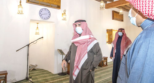 أمير منطقة الجوف يتفقد مسجد العيساوية التاريخي بعد تأهيله 
