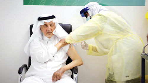 أمير منطقة مكة المكرمة يتلقى الجرعة الأولى من لقاح «كوفيد - 19» 
