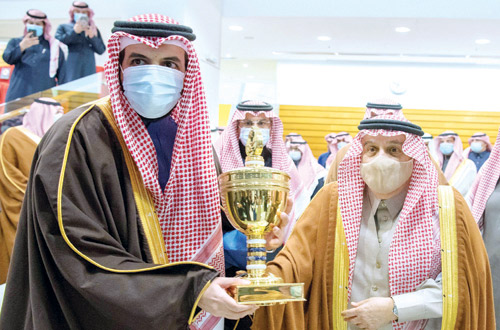 أمير الرياض يتوج الأمير سعود بن سلمان بكأس ولي العهد للفروسية