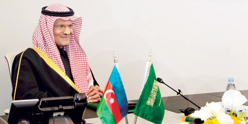  الأمير عبدالعزيز بن سلمان خلال رعايته توقيع الاتفاقيات
