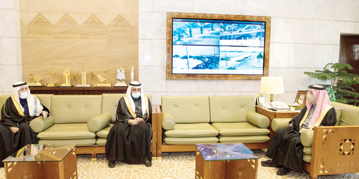 أمير منطقة الرياض يستقبل الرئيس التنفيذي لمصرف الإنماء ورئيسي شركتي العامرية والإنماء