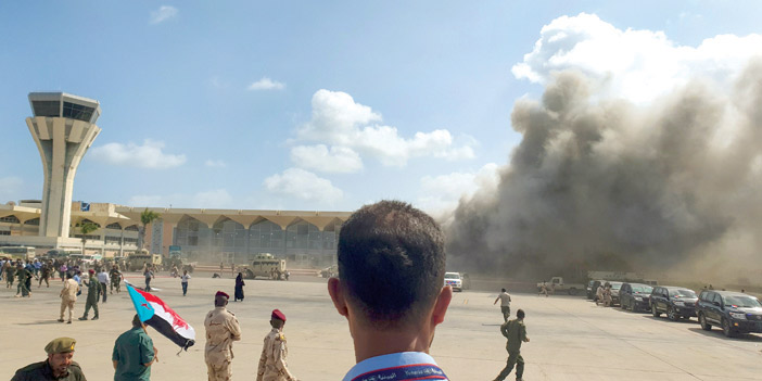  أدخنة قذائف الهاون بعد استهداف مطار عدن إثر وصول أعضاء الحكومة