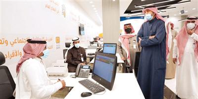 وزير الموارد البشرية يطلع على جودة الخدمة في فرع الرياض 
