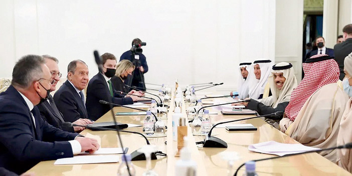  وزير الخارجية مع نظيره الروسي خلال جلسة المباحثات