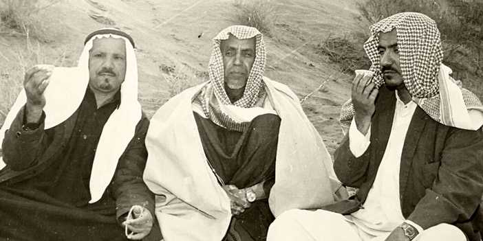  الشيخ البسام مع صديقيه: عبدالعزيز الغريِّر وعبدالرحمن العبدلي رحمهم الله