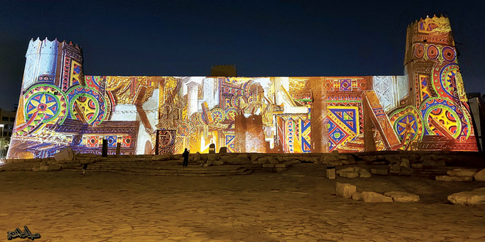 أعمال الفنان التشكيلي علي الرزيزا على جدار قصر المصمك في مدينة الرياض