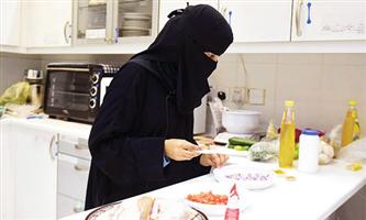 «أماني» تتحدى إعاقتها وتحترف الطبخ المنزلي 