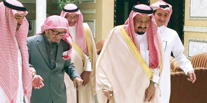  الملك سلمان بن عبدالعزيز مطمئناً في زيارة سابقة على صحة الفقيد الشيخ ناصر الشثري