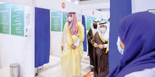 الأمير فيصل بن سلمان خلال تدشين المركز الجديد