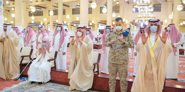 أمير منطقة الرياض يؤدي صلاة الميت على اللواء السديري 
