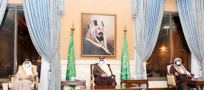  الأمير فهد بن سلطان مستقبلاً المواطنين