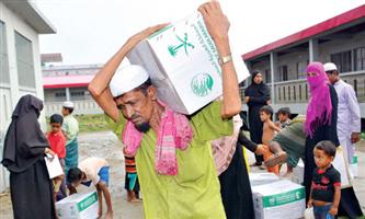 مركز الملك سلمان يوزع سلال غذائية بجمهورية بنجلاديش 