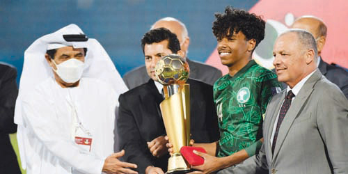  قائد الأخضر مصعب الجوير يتسلم كأس البطولة