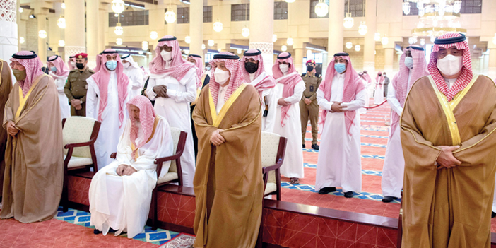 أمير منطقة الرياض يؤدي صلاة الميت على الأميرة نوف بنت خالد 