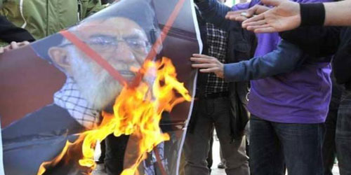 المتظاهرون يحرقون صور خامنئي ويواصلون احتجاجهم 
